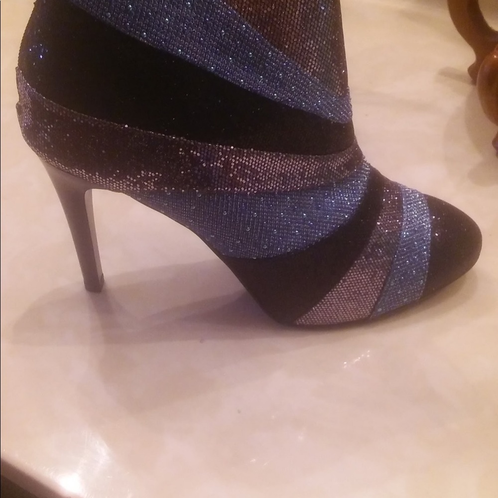 Hot in Hollywood heel boots....